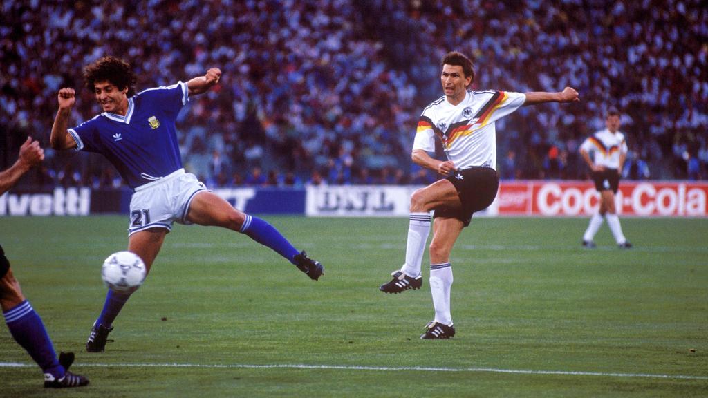 Klaus Augenthaler Deutschland, re. zieht ab, Pedro Antonio Troglio Argentinien springt ins Leere