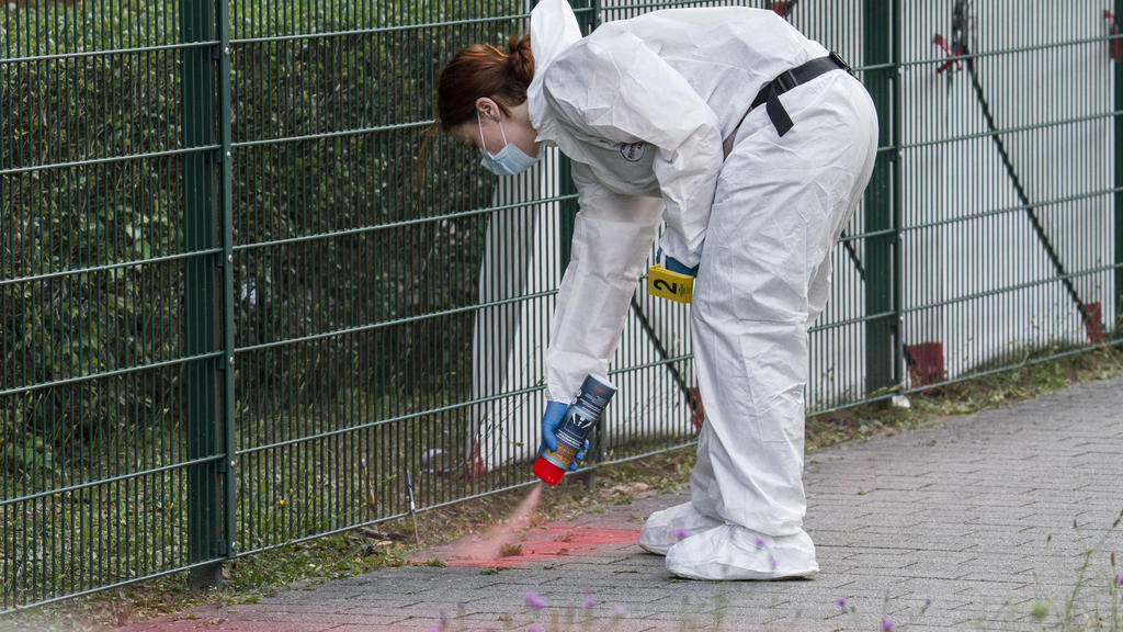 07.07.2020, Rheinland-Pfalz, Mainz: Eine Beamtin der Spurensicherung markiert Spuren den Tatort im Stadtteil Gonsenheim, wo ein Mann von der Polizei erschossen wurde. Dieser habe sich zuvor in einer Wohnung verschanzt. Dann habe er sie verlassen und