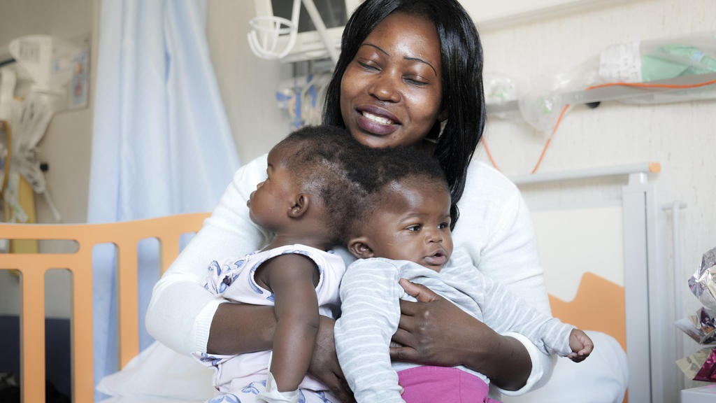 Ihre Mutter hält die Zwillinge vor der Trennung im April 2019 auf dem Schoß. Italienischen Ärzten ist eine schwierige und seltene Operation zur Trennung von siamesischen Zwillingen gelungen. Die beiden kleinen Mädc