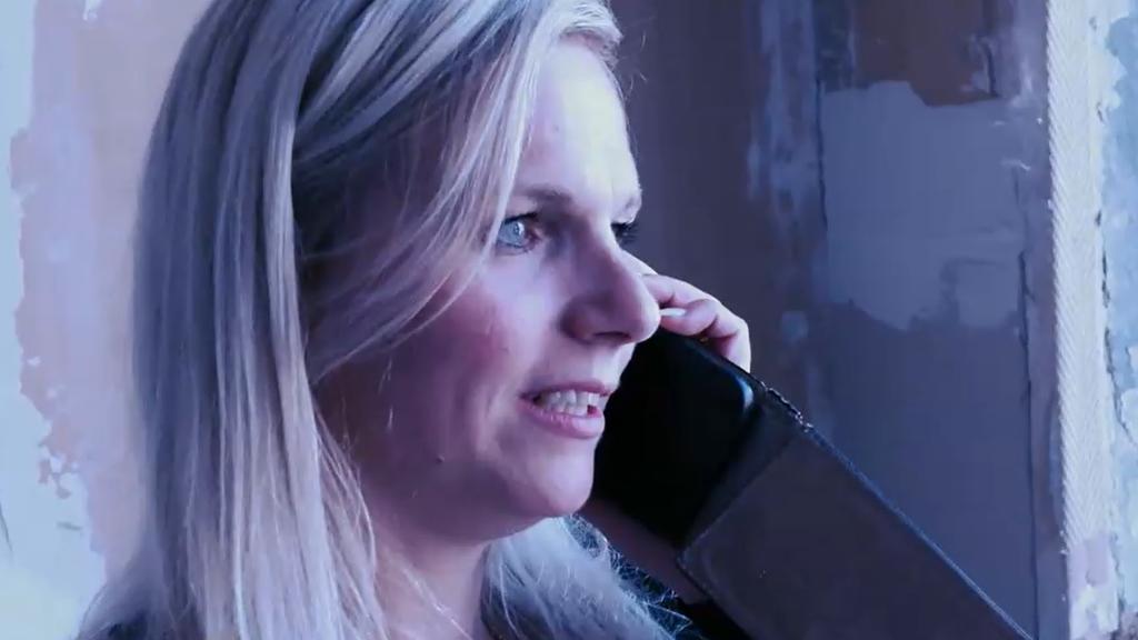 Kathrin Schröder am Telefon