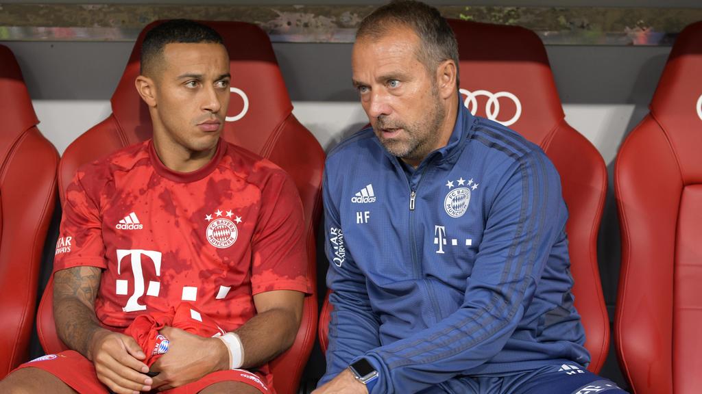 31.07.2019, Fussball Saison 2019/2020, AUDI-Cup 2019 Tag 2 in München, Finale: Tottenham Hotspurs - FC Bayern München, in der Allianz-Arena München, v.li: Thiago FC Bayern München und Co-Trainer Robert Kovac FC Bayern München auf der Bank. *** 31 07