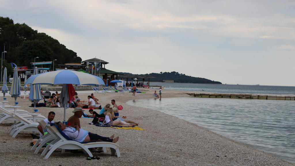 25.06.2020, Kroatien, Fazana: Strand von Fazana auf der Halbinsel Istrien Ende Juni. Das EU- und Adria-Land Kroatien wirbt im Schatten der Corona-Krise verstärkt um deutsche Urlauber. Foto: Gregor Mayer/dpa +++ dpa-Bildfunk +++