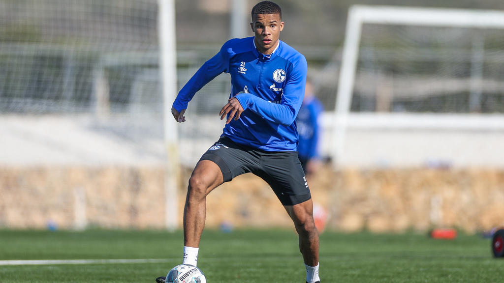 ARCHIV - 05.01.2020, Spanien, Fuente Alamo: Fußball: Bundesliga, Trainingslager FC Schalke 04, Schalkes Malick Thiaw spielt den Ball. (zu dpa "Schneider: Keine teuren Top-Spieler mehr - Profivertrag für Thiaw") Foto: Tim Rehbein/dpa +++ dpa-Bildfunk