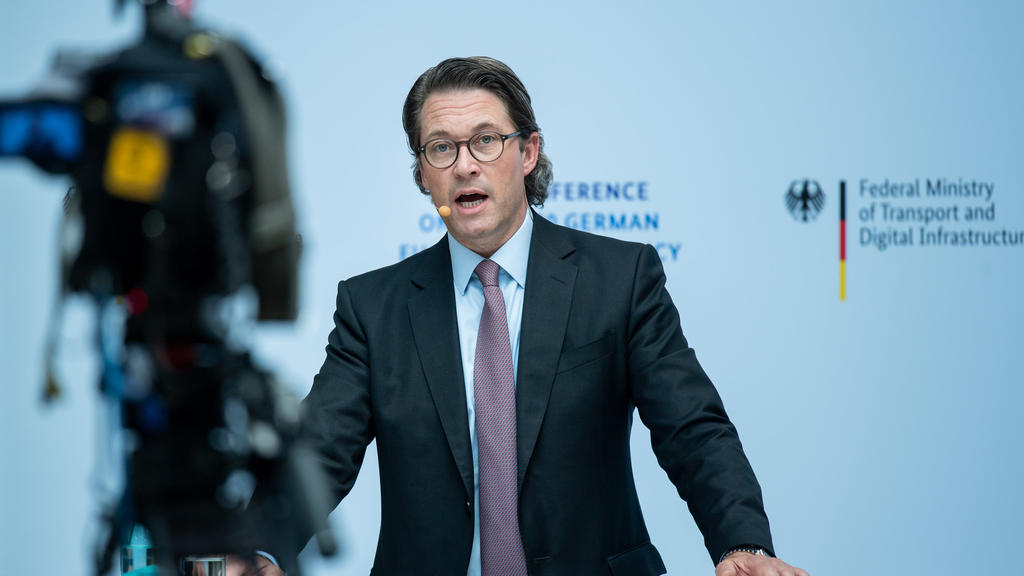 ARCHIV - 17.06.2020, Berlin: Andreas Scheuer (CSU), Bundesminister für Verkehr und digitale Infrastruktur, stellt bei einer Pressekonferenz im Ministerium seine Pläne für die EU-Ratspräsidentschaft vor. Scheuer will die rechtlichen Unsicherheiten bei
