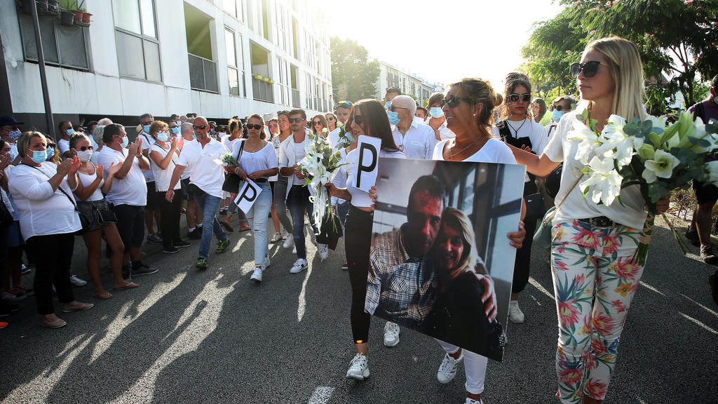 08.07.2020, Frankreich, Bayonne: Veronique Monguillot, Ehefrau von Philippe Monguillot, einem Busfahrer, der am Sonntagabend in Bayonne angegriffen wurde, hält ein Foto von ihr mit ihrem Ehemann während eines Protestmarsches. Der Mann sei lebensgefäh