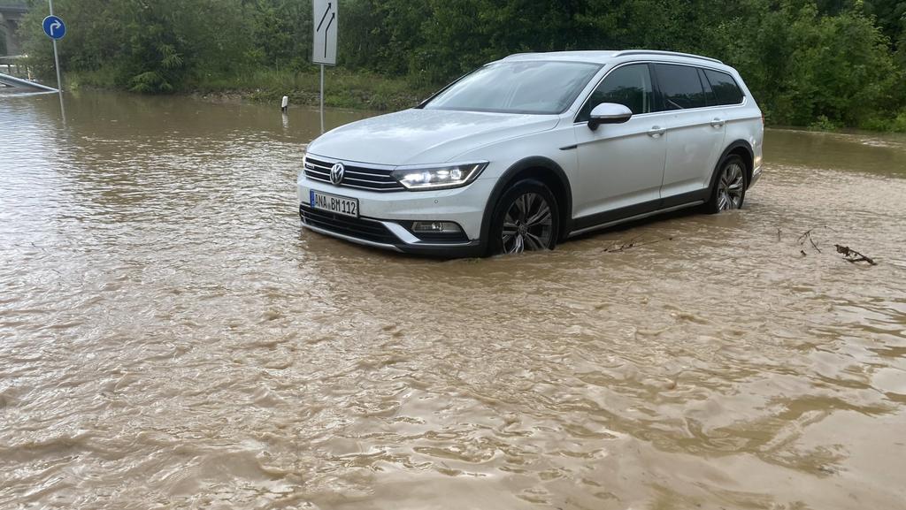 200702 Unwetter. Schwere Unwetter wüten aktuell um München. Besonders heftig traf es Holzkirchen. Die B 318 wurden fast einen Meter hoch überflutet. Eine Superzelle brachte fast 50 Liter in nur 10 Minuten. Das Wasser schießt durch die Schnellstraße.