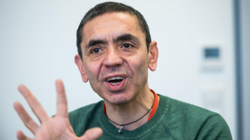 ARCHIV - 27.11.2019, Rheinland-Pfalz, Mainz: Ugur Sahin, Vorstandsvorsitzender BioNTech, gestikuliert während des Interviews. Das Tübinger Unternehmen CureVac darf mit der klinischen Prüfung seines Impfstoffkandidaten gegen Corona beginnen. Ende Apri