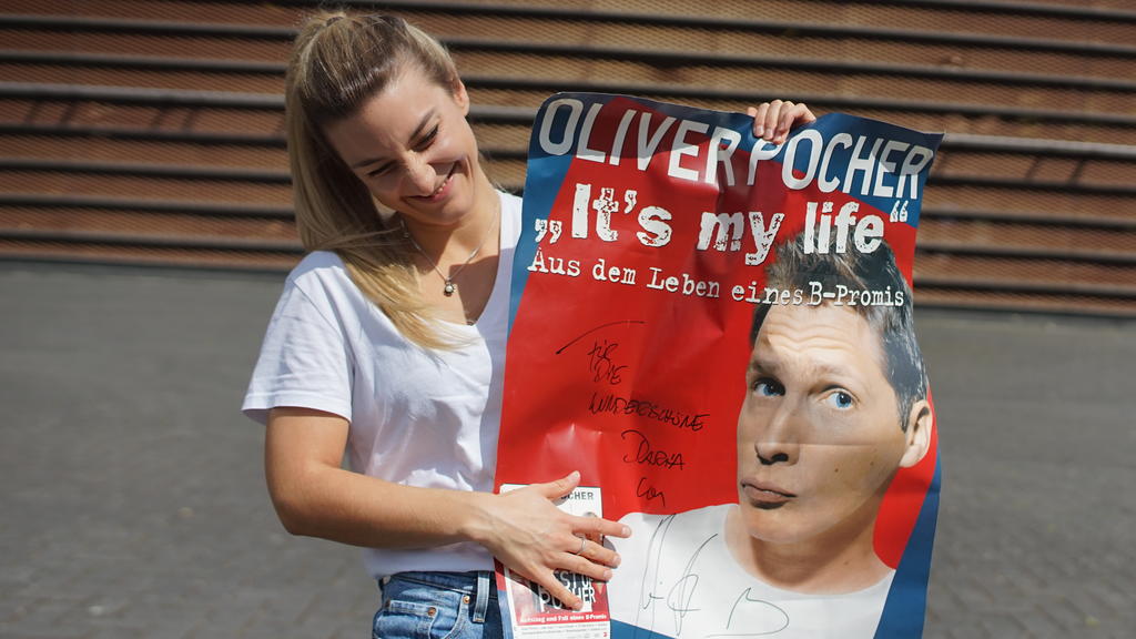 Daria mit einem Poster, auf dem Oliver Pocher unterschrieben hat.