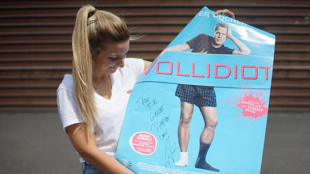 Daria mit einem Poster, auf dem die Widmung "Für die geile Daria" steht.