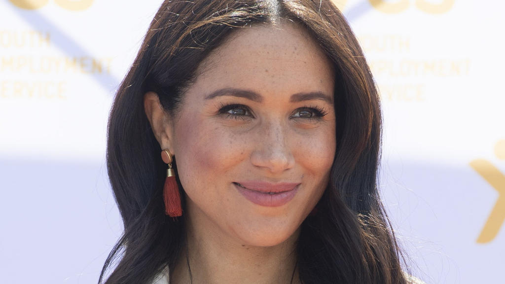 ARCHIV - 02.10.2019, Südafrika, Johannesburg: Meghan, Herzogin von Sussex, besucht den Tembisa-Township in der Nähe von Johannesburg am letzten Tag der Afrikareise zusammen mit ihrem Ehemann Prinz Harry von Großbritannien. (zu dpa Politikerinnen veru