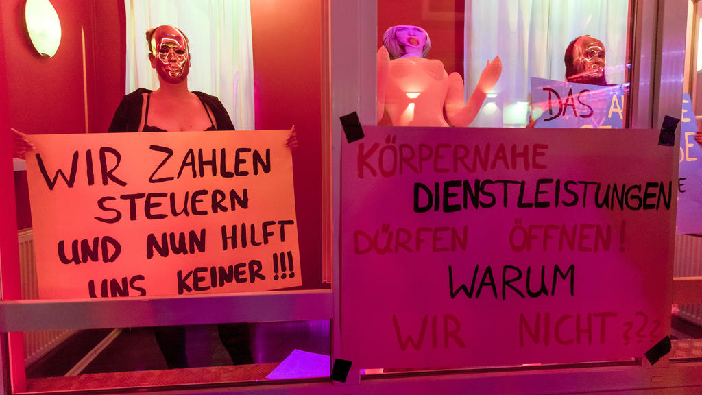 Hamburg, 11. Juli: Prostituierte fordern Öffnung der Bordelle.