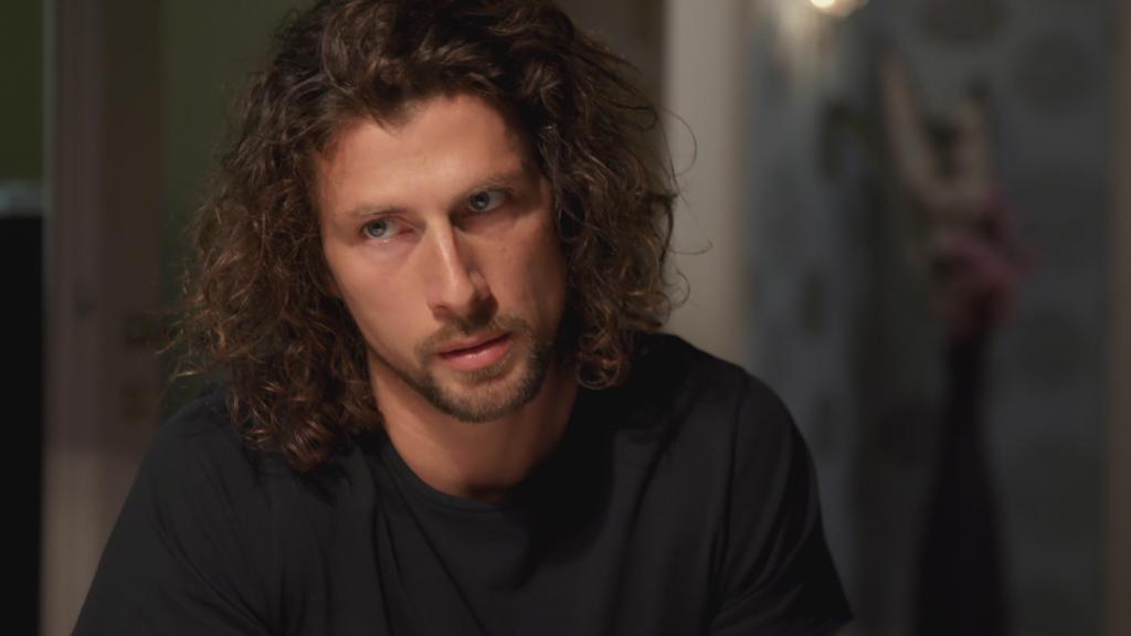 Unter uns: Luke schaut Sina verschlagen an.