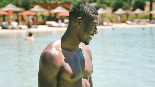 David Alaba strahlt im Wasser.