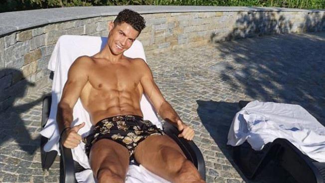 CR7 zeigt uns, warum ein Sixpack Sixpack heißt.