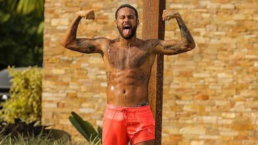 Neymar fällt gerne durch ausgefallene Outfits auf - oder halt, indem er uns seine Muskeln präsentiert.
