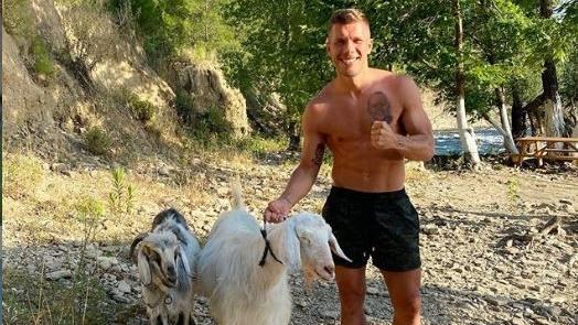 Will uns Lukas Podolski mit seinem tierischen Foto-Partnern etwa von seinem sexy Oberkörper ablenken?