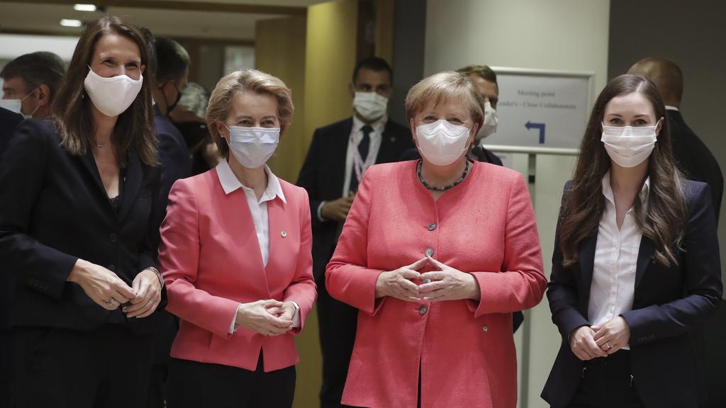11.01.2016, Belgien, Brüssel: Sophie Wilmes (l-r), Premierministerin von Belgien, Ursula von der Leyen, Präsidentin der EU-Kommission, Bundeskanzlerin Angela Merkel und Sanna Marin, Premierministerin von Finnland, stehen beim EU-Gipfel zusammen. Bei