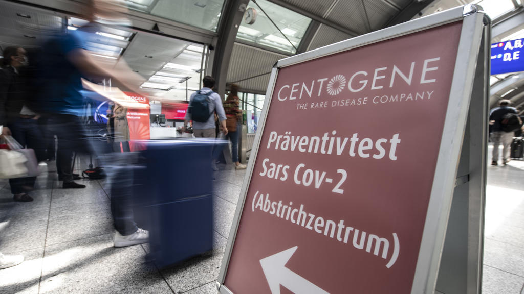 ARCHIV - 29.06.2020, Hessen, Frankfurt/Main: Passagiere gehen am Flughafen Frankfurt an Deutschlands erstem «Flughafen-Corona-Test»-Zentrum vorbei. An manchen Flughäfen ist es bereits möglich: Ein Test auf das Corona-Virus vor Abflug oder nach Rückke