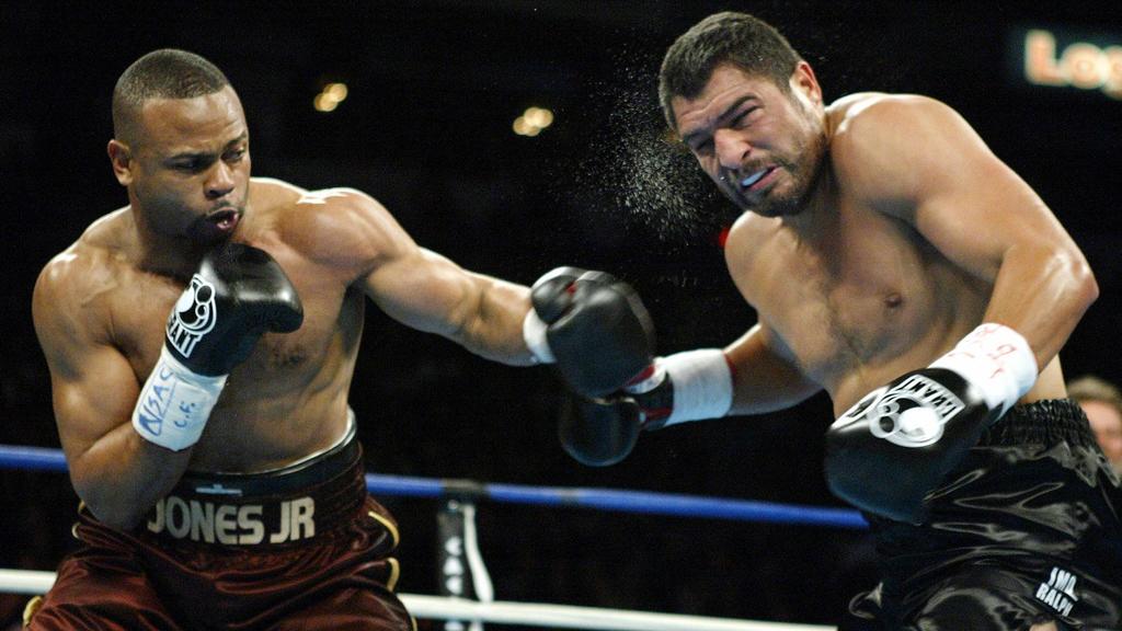 2003 deklassierte Roy Jones WBA-Schwergewichts-Champion John Ruiz (r.)