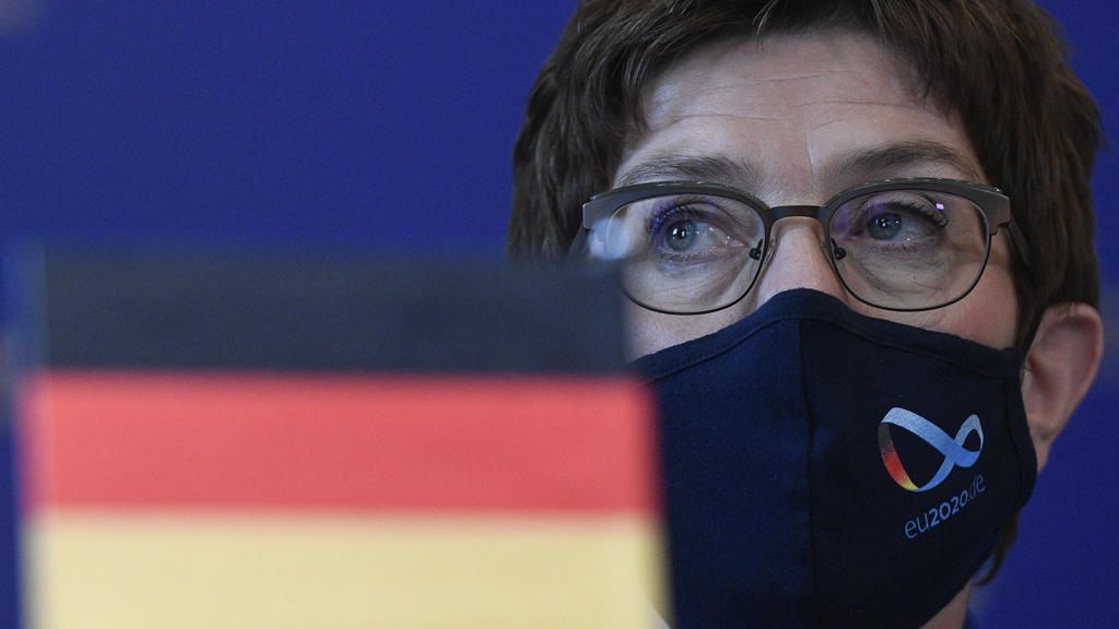 17.07.2020, Tschechien, Prag: Annegret Kramp-Karrenbauer (CDU), Bundesministerin der Verteidigung, sitzt mit Schutzmaske während einer Pressekonferenz nach ihrem Treffen mit dem tschechischen Verteidigungsminister Mtenar hinter einer kleinen Deutschl