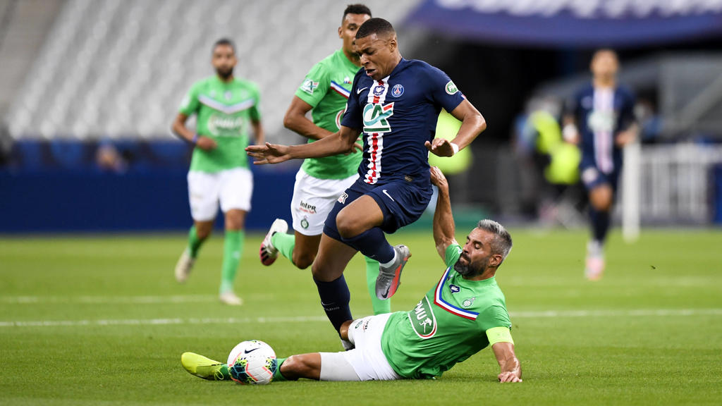 07 KYLIAN MBAPPE PSG - 24 LOIC PERRIN ASSE - FAUTE FOOTBALL : Paris SG vs Saint Etienne - Coupe de France - Finale - 24/07/2020 FEP/Panoramic PUBLICATIONxNOTxINxFRAxITAxBEL