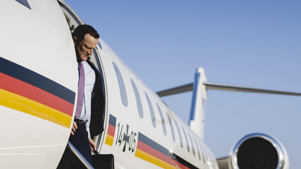 News Themen der Woche KW15 Bundesgesundheitsminister Jens Spahn CDU steigt aus einem Flugzeug der Flugbereitschaft in Rheinmuenster am 07.04.2020. Rheinmuenster Germany *** Federal Minister of Health Jens Spahn CDU steps out of a plane of the Rheinm