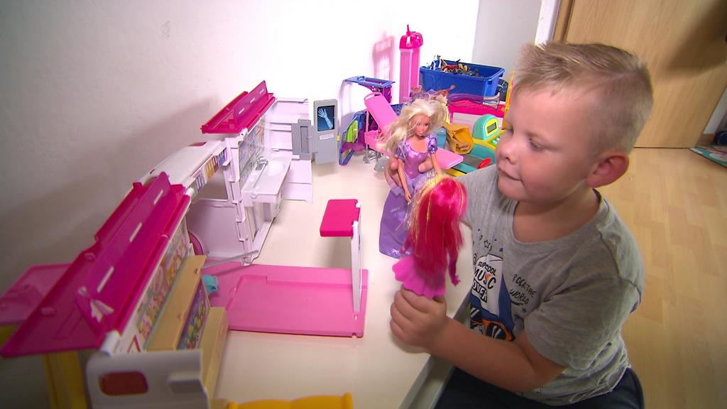 Elias spielt mit Puppen
