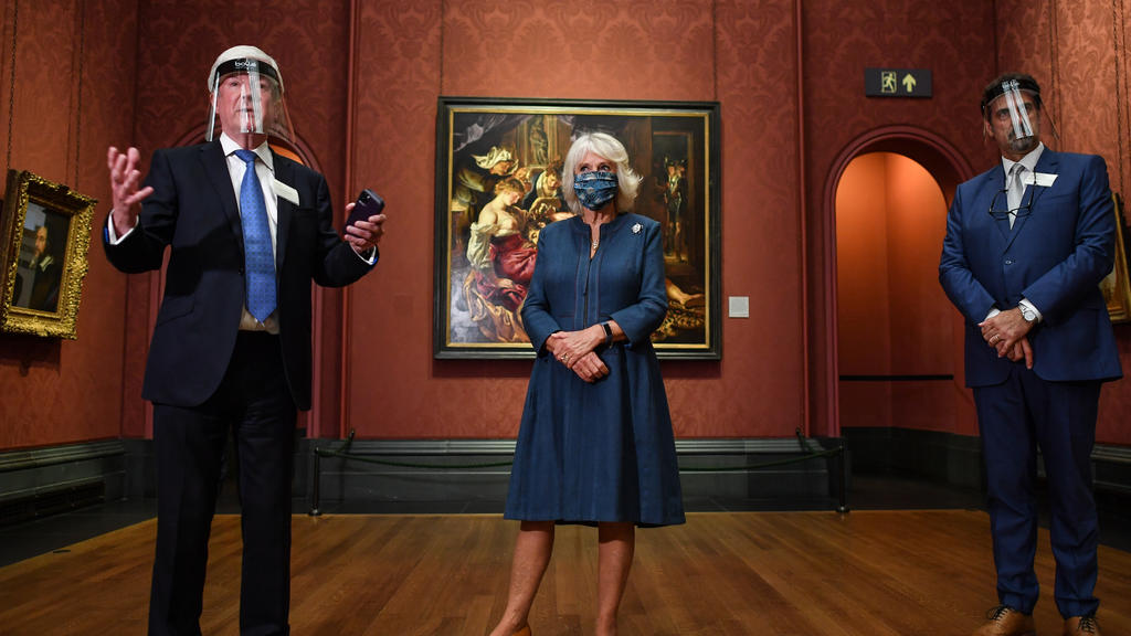 Herzogin Camilla imit Maske n der National Gallery in London.