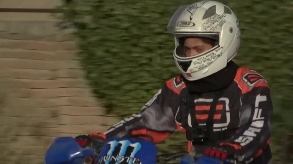 Negin fährt Motorrad