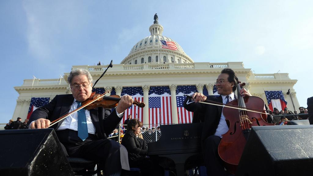 Violinist Itzhak Perlman li. und Cellist Yo-Yo Ma anlässlich der Feierlichkeiten zur Amtseinführung des 44. US-amerikanischen Präsidenten Barack Obama in Washington DC - PUBLICATIONxINxGERxSUIxAUTxHUNxONLY WAP2009012061