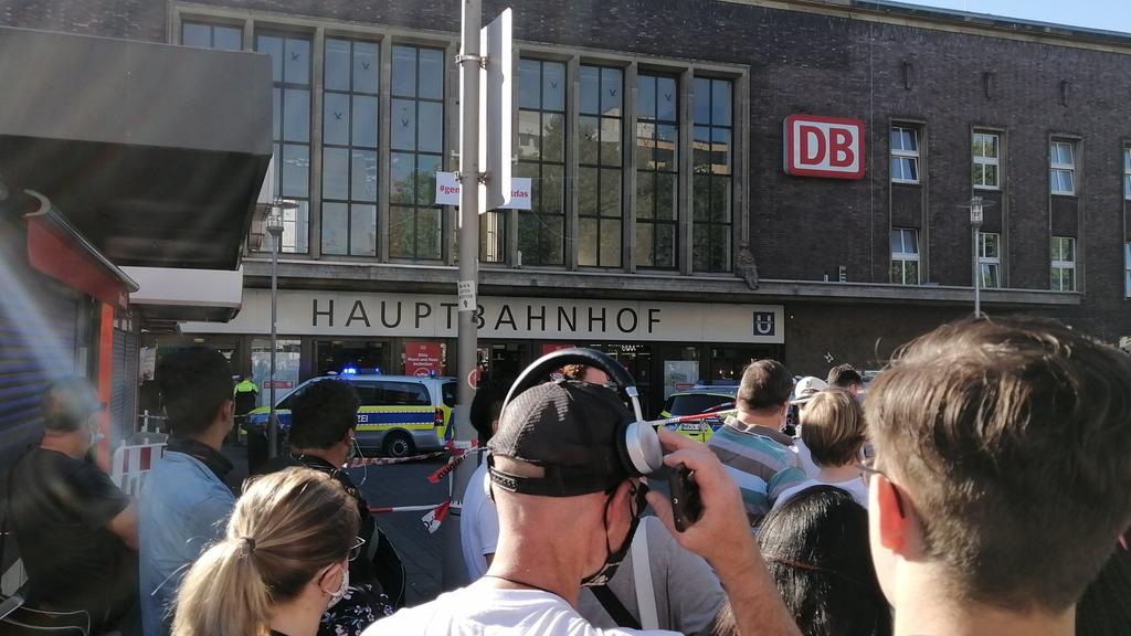 Fahrgäste warten vor dem Düsseldorfer Hauptbahnhof