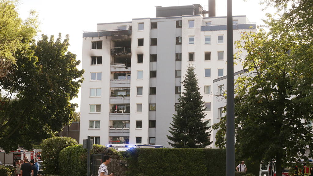 01.08.2020, Nordrhein-Westfalen, Meerbusch: Das Mehrfamilienhaus, in dem einem Brand ausgebrochen war. Bei den Löscharbeiten hat die Feuerwehr einen leblosen Menschen gefunden. Insgesamt wurden zwölf Menschen verletzt - einer schwer, einer mittelschw