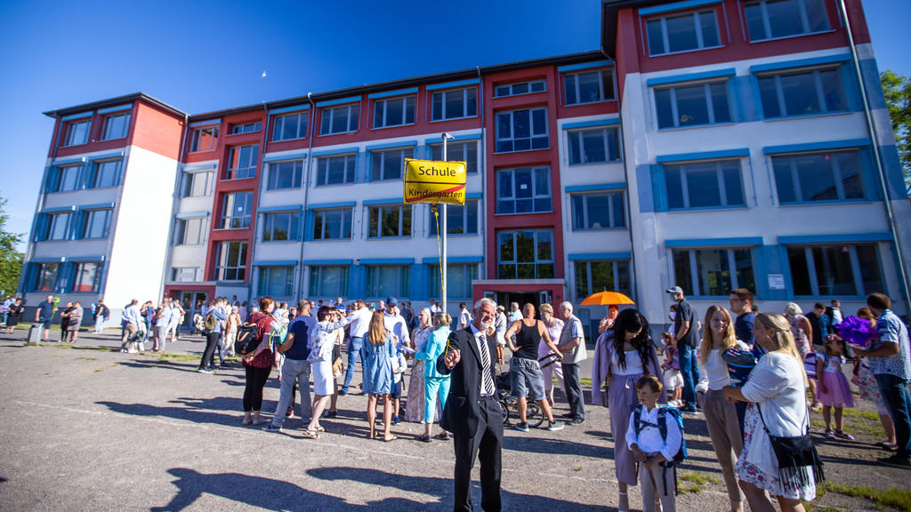01.08.2020, Mecklenburg-Vorpommern, Schwerin: ABC-Schützen und ihre Eltern treffen sich zur Einschulungsfeier vor der Grundschule Lankow. In Mecklenburg-Vorpommerns Grundschulen werden unter Beachtung der Corona-Schutzmaßnahmen rund 13.900 Erstklässl