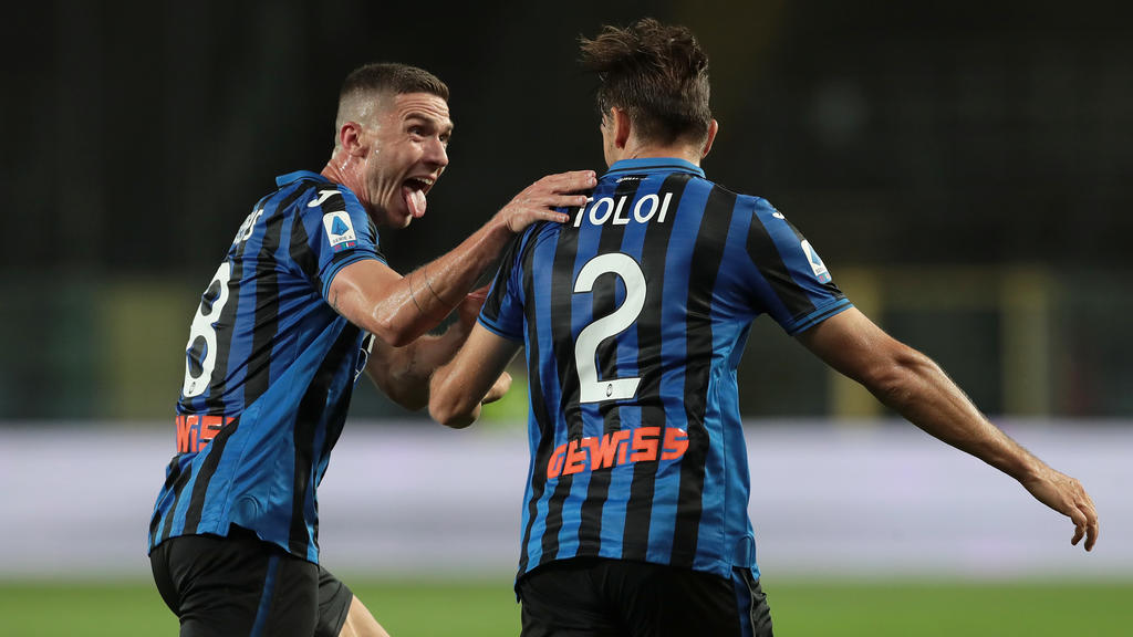 BERGAMO, ITALY - JULY 08: Rafael Toloi of Atalanta BC celebrates with his team-mate Robin Gosens (L) after scoring the opening goal during the Serie A match between Atalanta BC and UC Sampdoria at Gewiss Stadium on July 8, 2020 in Bergamo, Italy. (