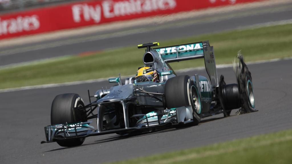 Lewis Hamiltons Reifen löst sich in Luft auf.