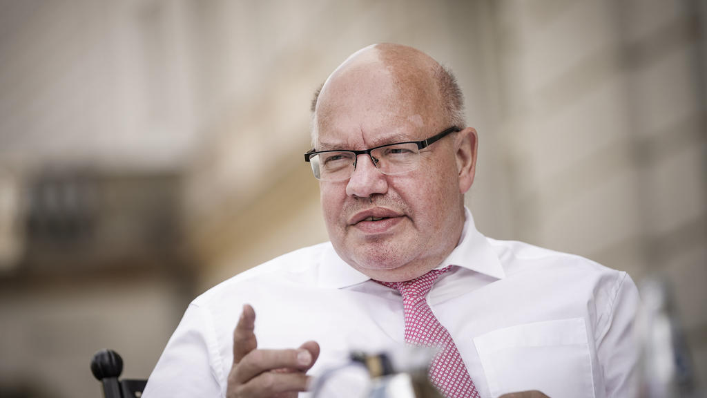 ARCHIV - 28.07.2020, Berlin: Peter Altmaier (CDU), Bundesminister für Wirtschaft und Energie, spricht bei einem Interview mit der dpa auf der Terrasse vor seinem Büro im Ministerium. Angesichts steigender Corona-Infektionszahlen hat Peter Altmaier si