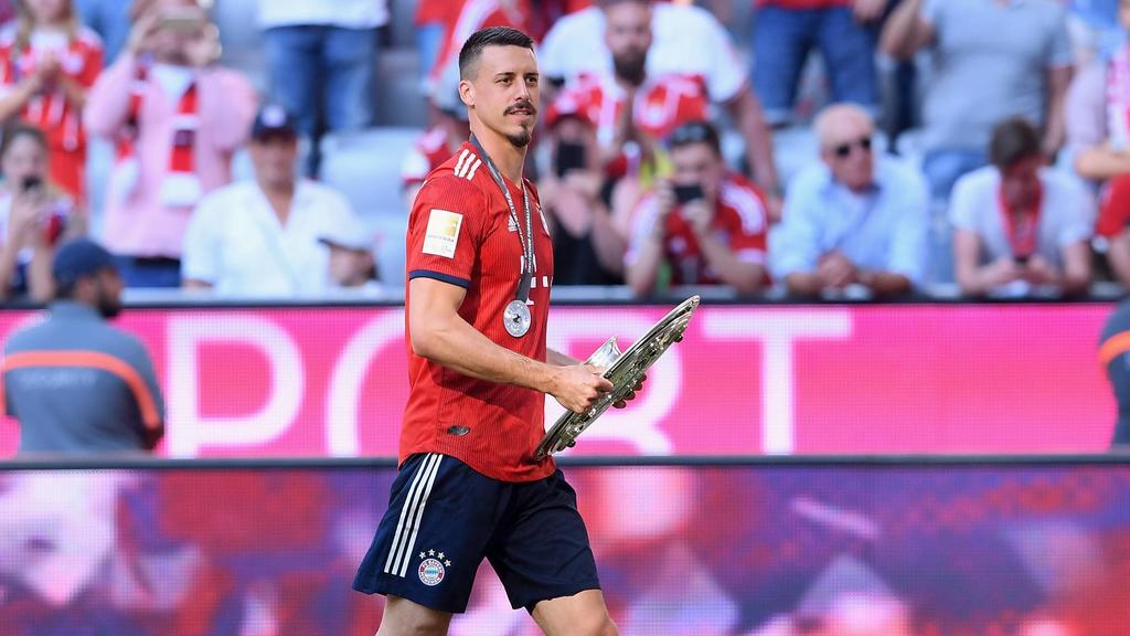 FUSSBALL 1. BUNDESLIGA SAISON 2017/2018 34. SPIELTAG FC Bayern Muenchen - VfB Stuttgart 12.05.2018 Der FC Bayern feiert den Gewinn der 28. Deutsche Meisterschaft: Sandro Wagner mit der Meisterschale Muenchen *** FOOTBALL 1 BUNDESLIGA SEASON 2017 201