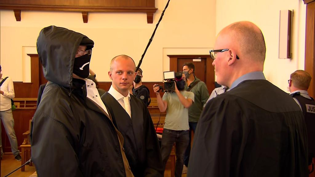 Ralf H. versteckte sich unter Maske und Kappe, wendete sich von den Eltern ab
