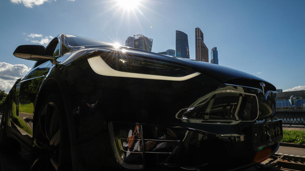 Ein Tesla auf der Straße