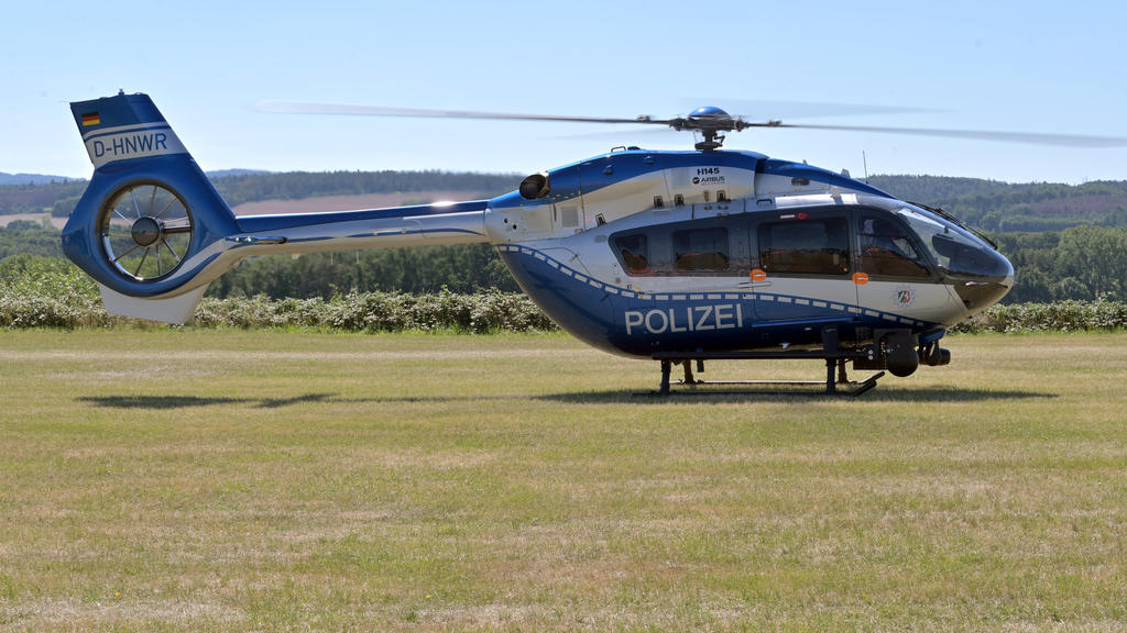 05.08.2020, Nordrhein-Westfalen, Iserlohn: Ein Hubschrauber der Polizei steht am Flughafen Iserlohn-Rheinermark, nachdem hier ein Leichtflugzeug abgestürzt war. In dem Kleinflugzeug sollen laut Behördenangaben zwei Menschen gesessen haben. Nach WDR-