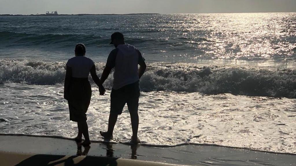Jasmin Omeirat und ihr Freund am Strand