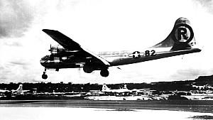 The Boeing B-29 superfortress 'Enola Gay' landing after the atomic bombing raid on Hiroshima, Japan, August 6 1945. Date: 1945. Compulsory Credit: De Agostini/Photoshot/UPPA +++(c) dpa - Report+++