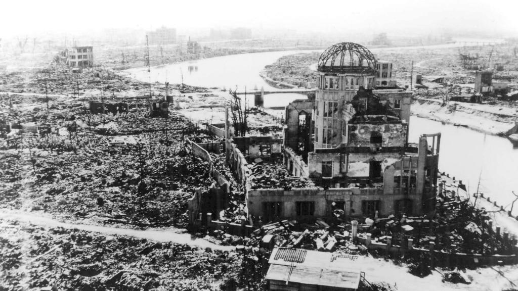 ARCHIV - 05.08.1945, Japan, Hiroshima: Das Handout des Hiroshima Peace Memorial Museums zeigt die Atombombenkuppel von Hiroshima, die vom US-Militär nach dem Atombombenabwurf fotografiert wurde. Das Gebäude, ursprünglich die Industrieförderungshalle