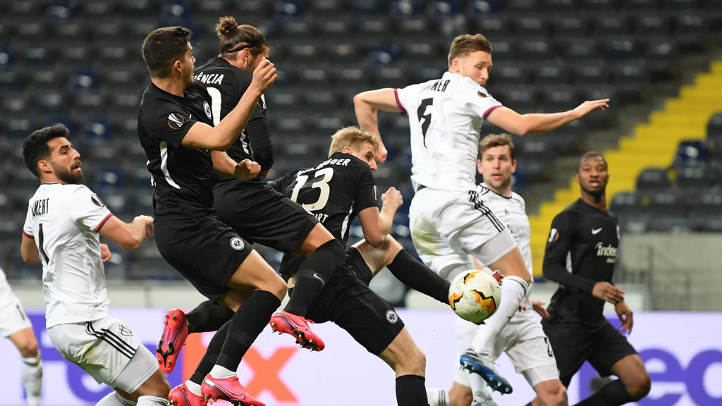 Europa League, K.o.-Runde, Achtelfinale, Hinspiel: Eintracht Frankfurt - FC Basel in der Eintracht Frankfurt - FC Basel. Frankfurts Martin Hinteregger (M, 13) und Basels Silvan Widmer kämpfen um den