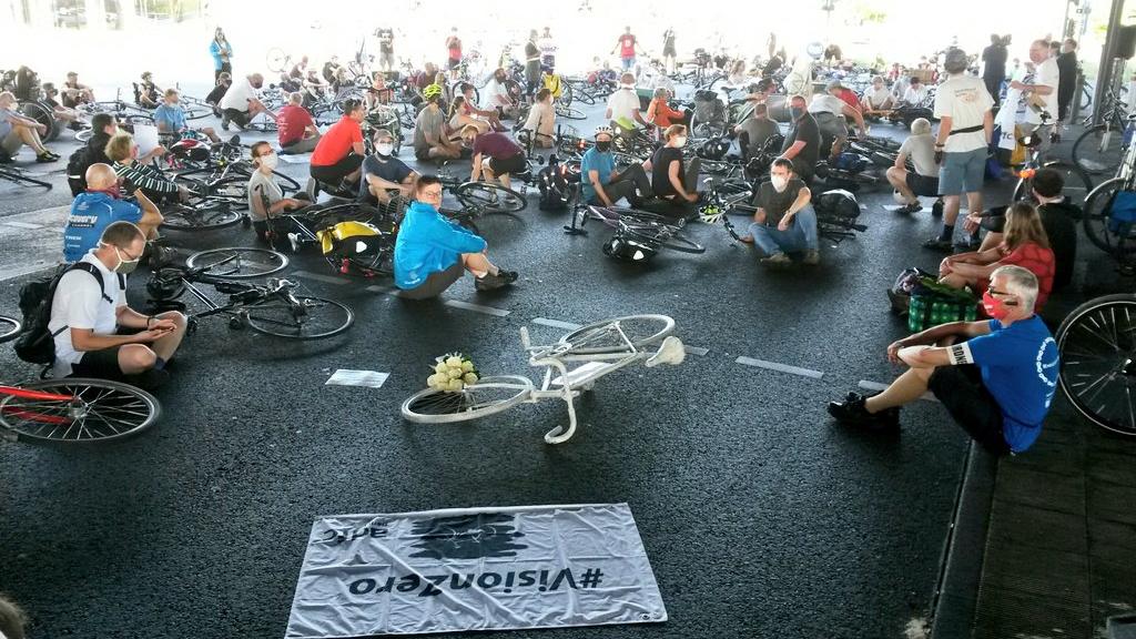 Mahnwache in Berlin für verstorbenen Radfahrer.