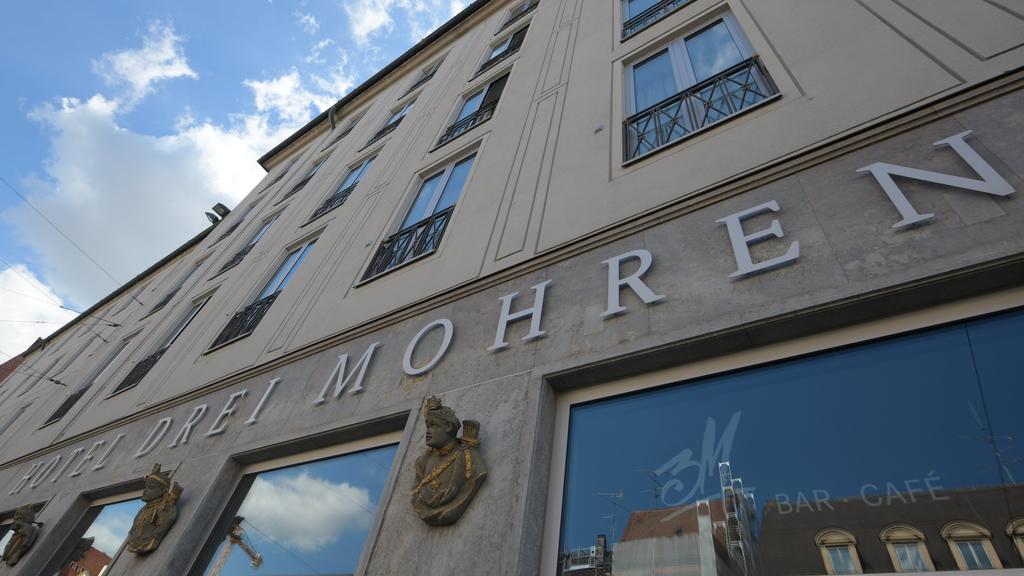 In der Maximilianstraße steht an der Fassade eines Hotels der Name. Nach jahrelangen Diskussionen über den Hotelnamen wird sich Augsburgs bekanntes Luxushotel «Drei Mohren» umbenennen. Das Haus werde künftig «Maximilian·