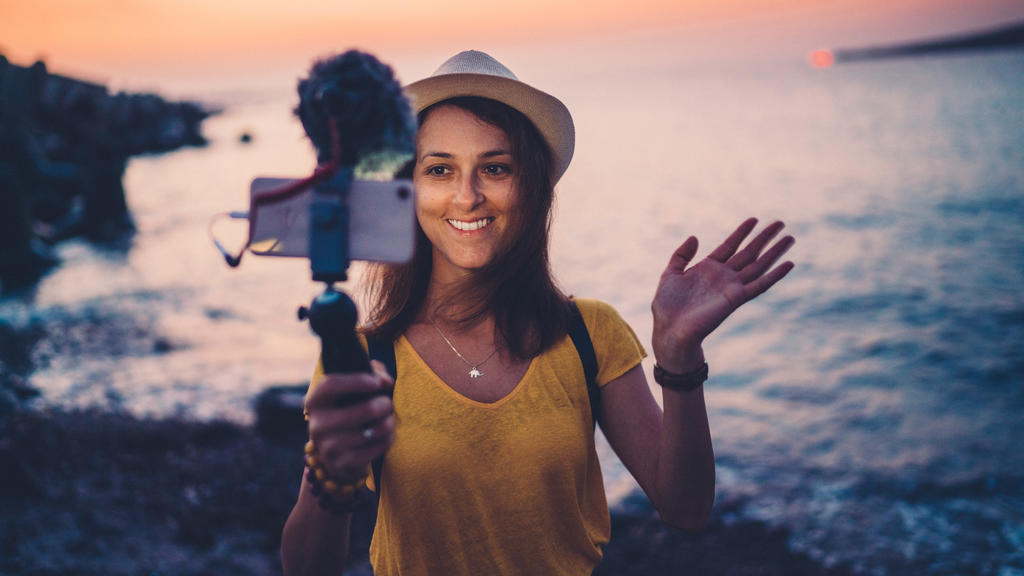 Junge Frau im Strandurlaub
