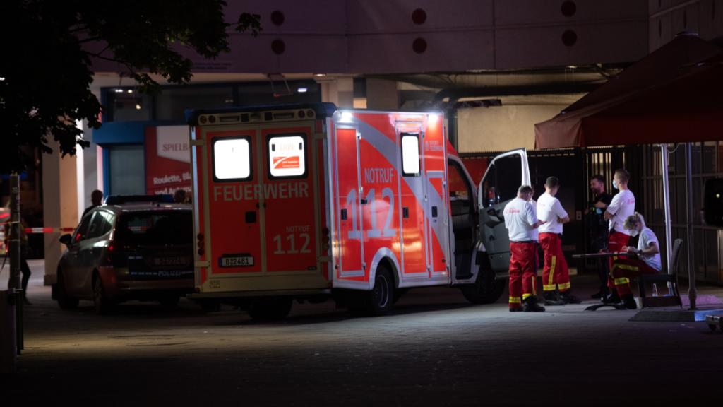 Ein Krankenwagen steht vor dem Fernsehturm in Berlin.