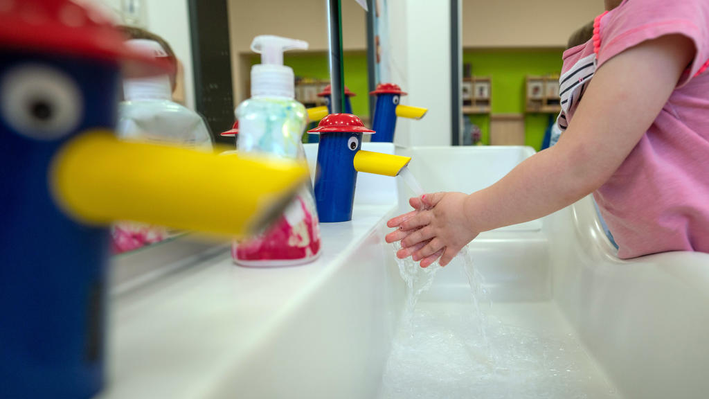 31.07.2020, Hessen, Frankfurt/Main: Ein Kind wäscht sich in einer Kindertagesstätte im Stadtteil Bornheim die Hände. Häufigeres Reinigen der Hände ist Teil des Hygienekonzepts. Gewerkschaften erwarten einen schwierigen Start der Einrichtungen nach de