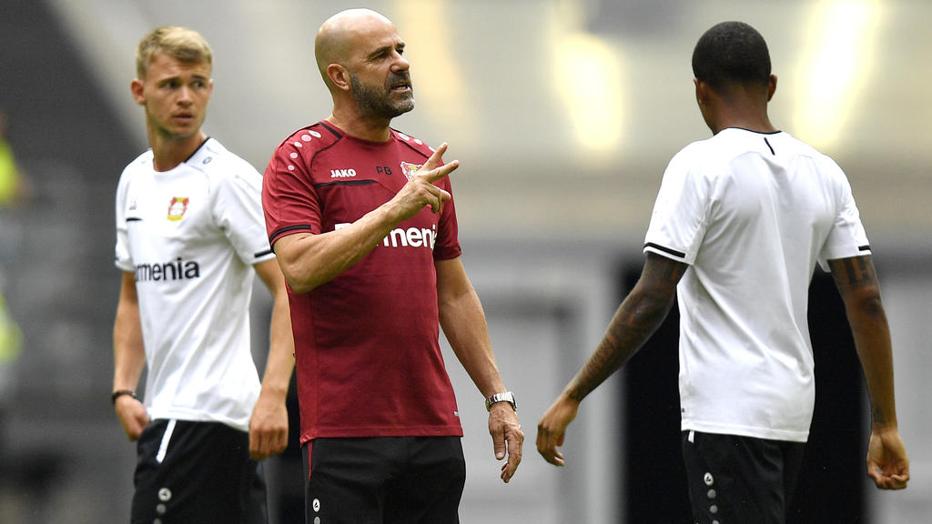 Europa League, Viertelfinale, vor dem Spiel Inter Mailand - Bayer Leverkusen, Training in der Düsseldorf Arena: Trainer Peter Bosz (M) von Bayer Leverkusen spricht während einer Trainingseinheit m